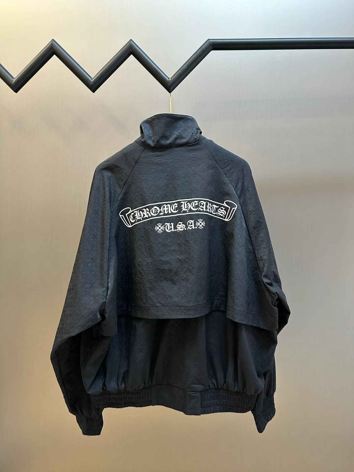 P630 Chrome Hearts Chrome Hearts printed dark pattern jacket. Customized phantom floral silk woven fabric, with obsidian black as the main tone, and the CH pattern covering the body, which comes from the brand's profound cultural heritage and quietly emerges in a looming manner.  Fabric jacquard technology, by weaving a full width on the fabric surface, CH dark jacquard texture technology, controls the interweaving method of warp and weft lines, and accurately controls the interweaving density and tension of yarns, making it more three-dimensional.  Glue printing is used. The printing is modified by the film screen three times. The glue liquid paint is used to print the pattern on the fabric, and the fabric is baked to fix the printed pattern.  Infrared positioning cutting machine achieves precise positioning of materials through infrared transmitters and infrared receivers. The accuracy can reach the micron level, thereby meeting the effect of high-precision cutting of alignment and strips size: s m l xl
